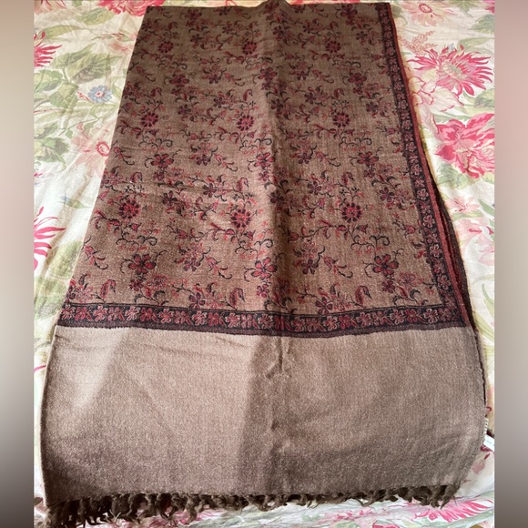 Vintage LORD & TAYLOR Extra Large 40"Wx82"L Wool Wrap Scarf Floral  Quiet Luxury - Picture 11 of 16